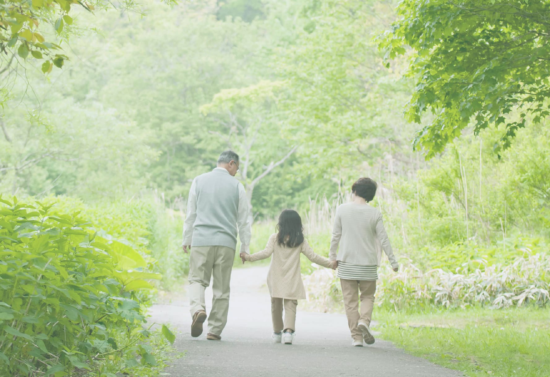 画像：祖父母と子供